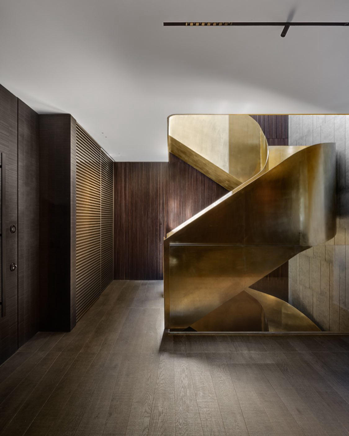 Design.Only - Staircase Design by #studio_erez_hyatt⁣⁣•⁣⁣Photography by Oded Smeder⁣⁣•⁣⁣•⁣⁣•#Design_