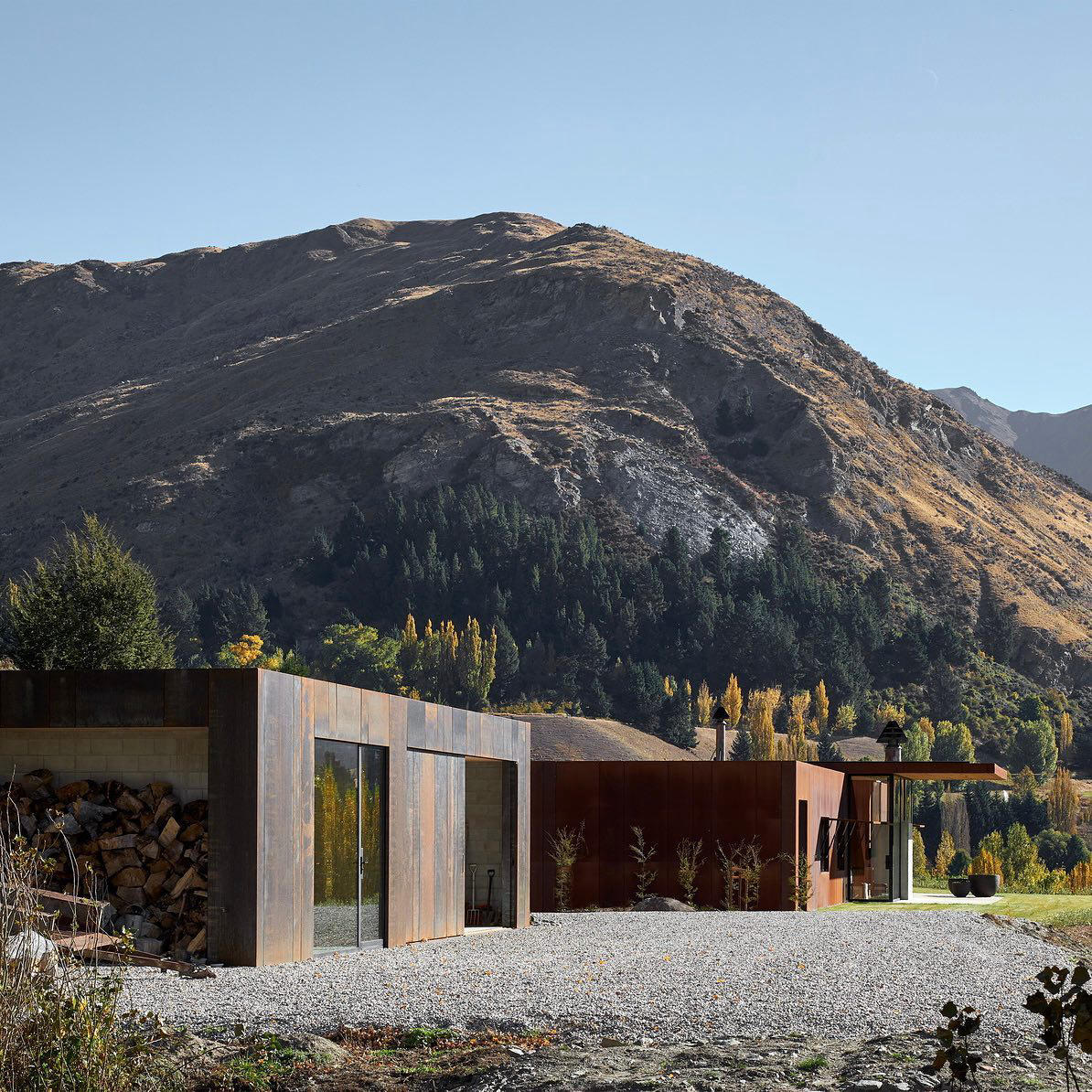 Pouaka Waikura House by #pattersonassociates in Queenstown, #NewZealand⁣•⁣Photography by Simon Wilso